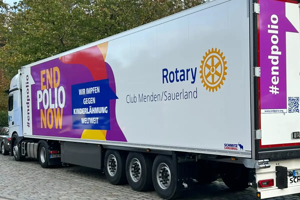 Das Bild zeigt einen LKW mit der Beschriftung: End Polio now
